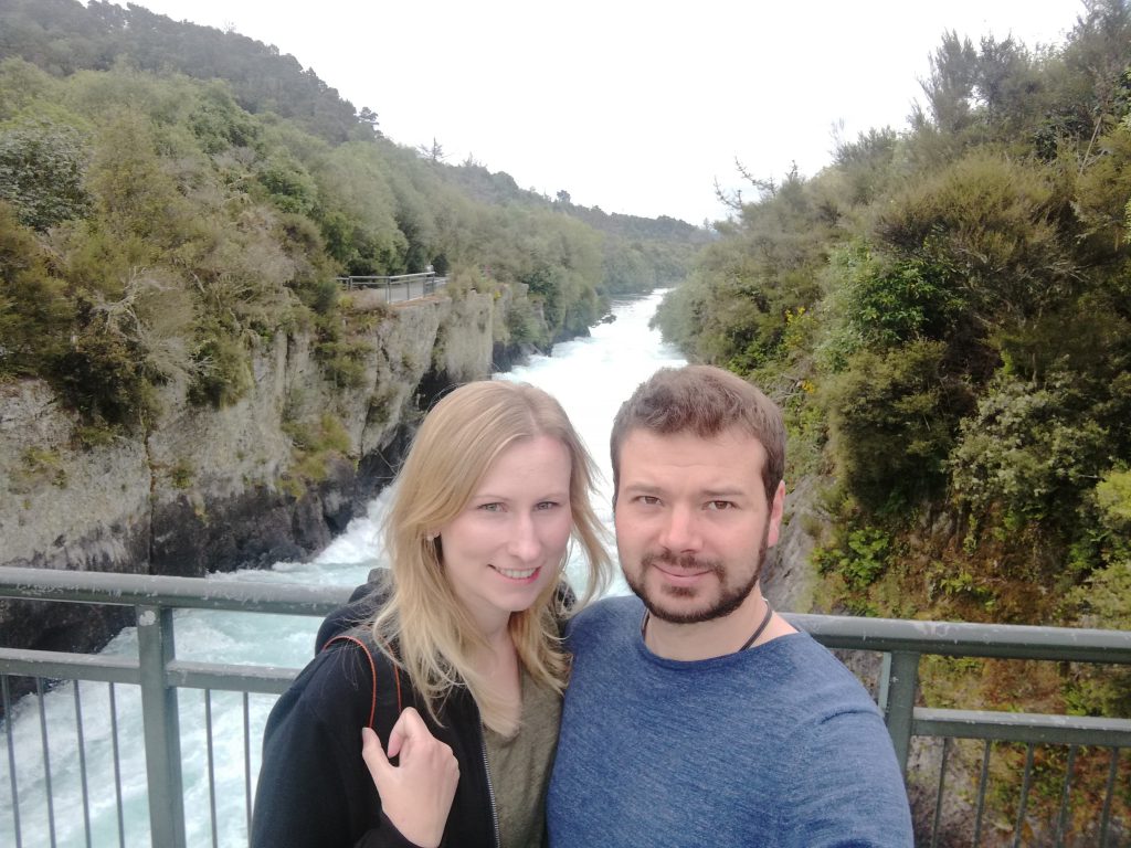 Eisblaues Wasser an den Huka Falls