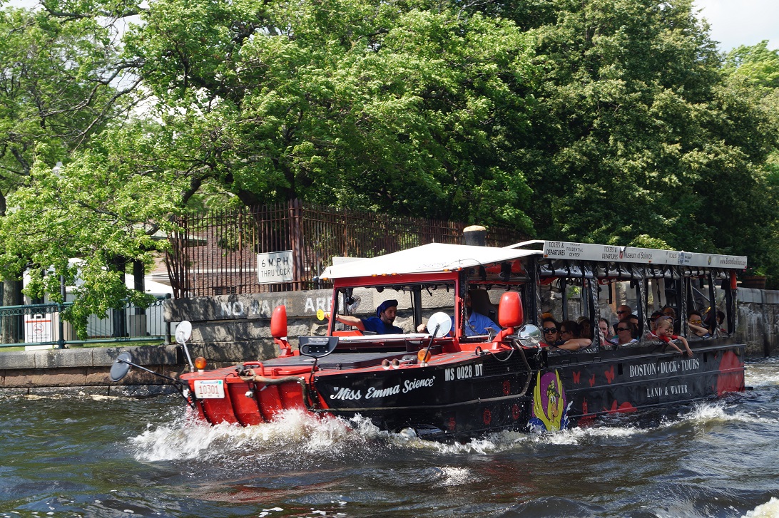 Ein Duck Boat auf dem Charles River in Boston