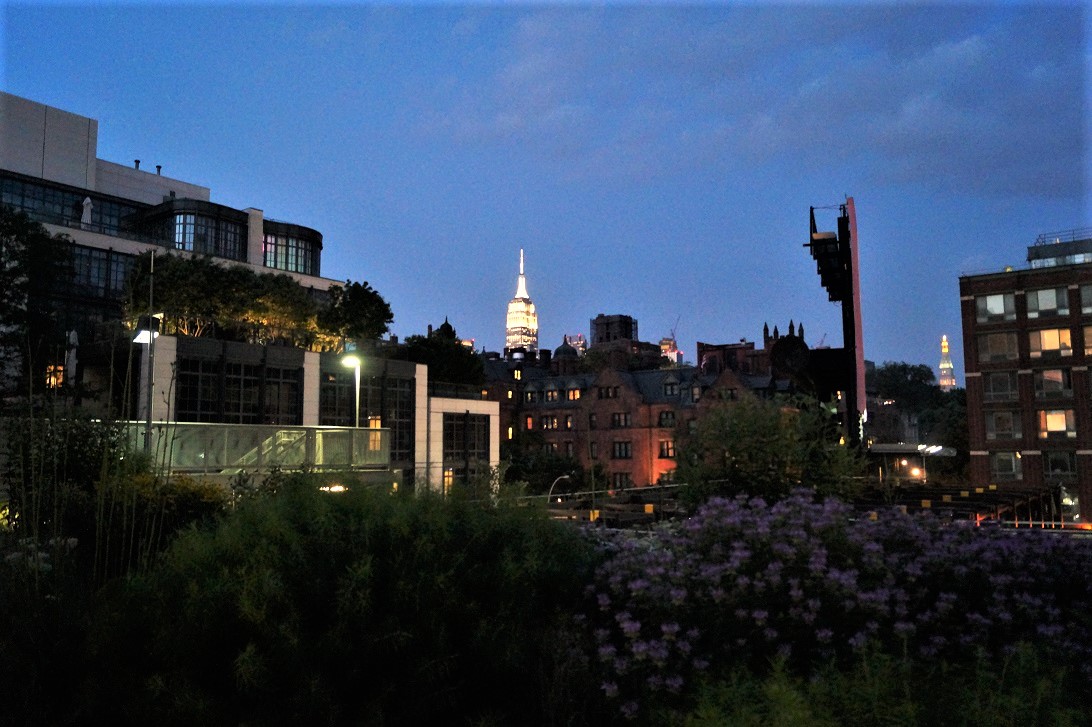 Blick von der High Line auf das beleuchtete Empire State Bulding