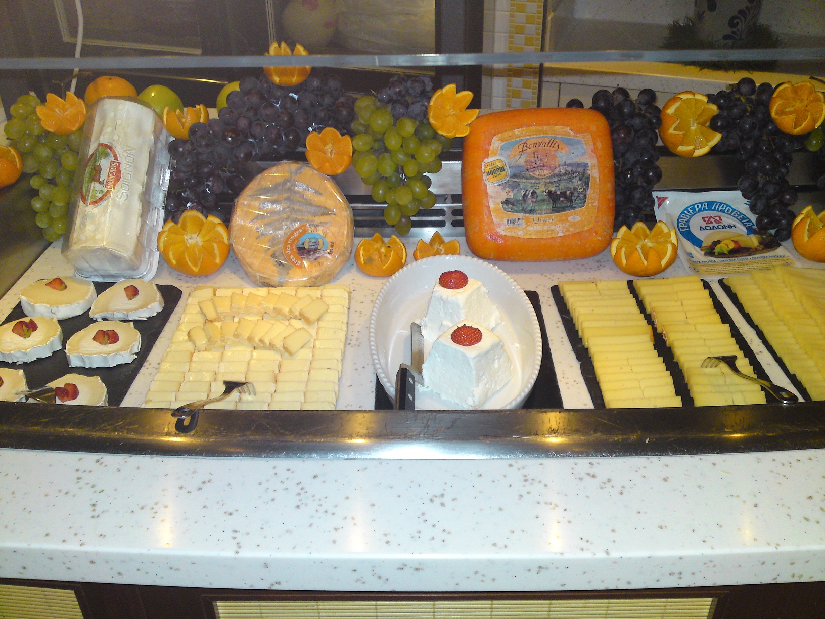 Ein Teil des Frühstücksbuffets an unserem Seetag auf Aida Prima
