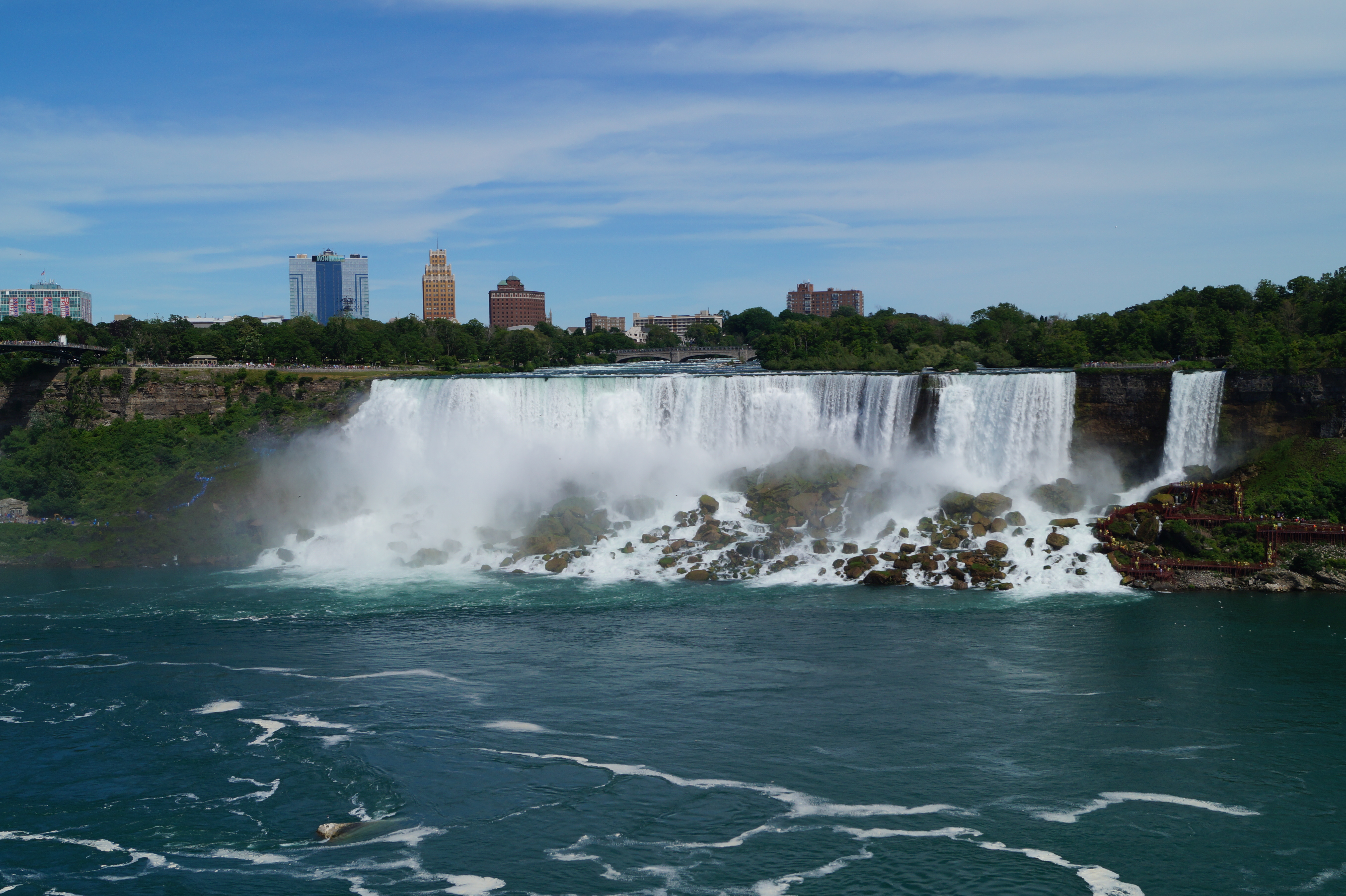 Der Blick von Kanada auf die amerikanische Seite der Niagara Fälle ist wirklich beeindruckend