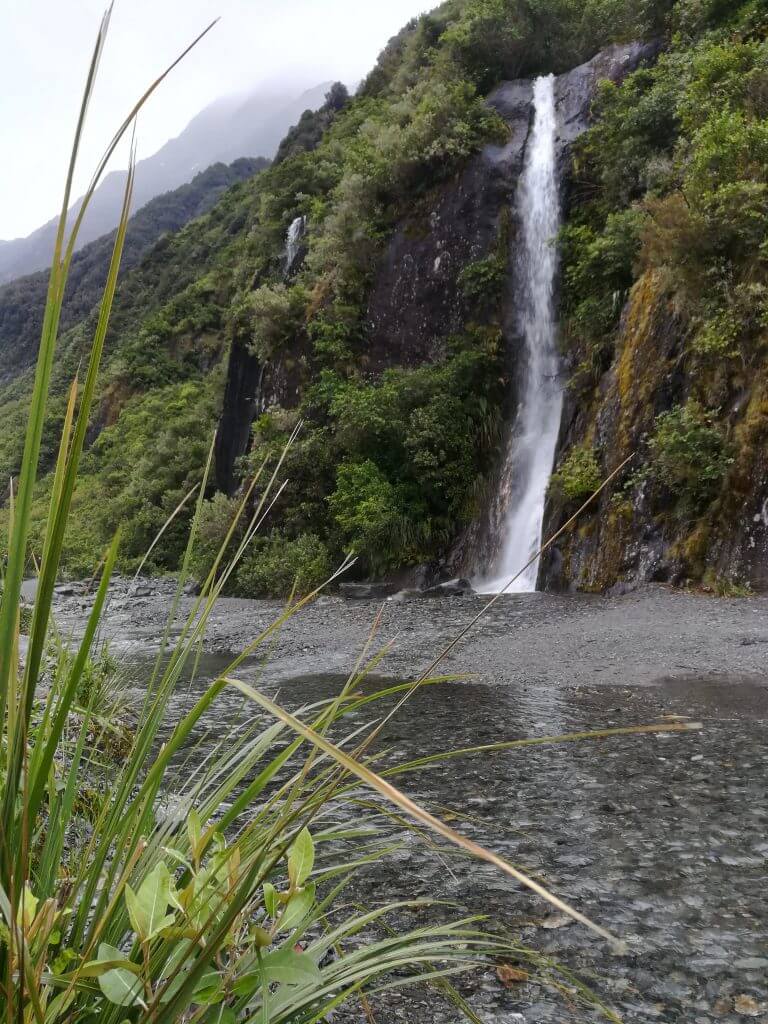 Wasserfall entlang des Glacier Valley Walk am Franz Josef Gletscher
