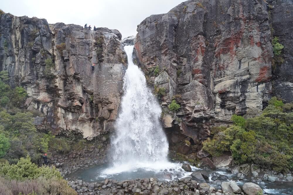 Die 20 m hohen Taranaki Falls in Neuseeland