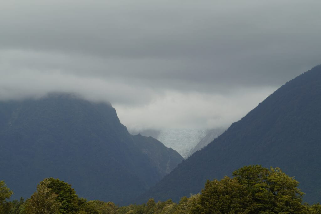 Der Blick auf den wolkenverhangenen Fox-Glacier